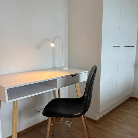 1 Bedroom Flat In With Balcony Apartamento *